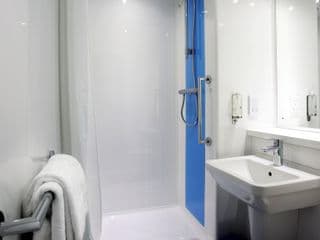 Travelodge London Kingston Upon Thames - Photo 12
