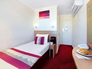 Queens Park Hotel - Photo 2