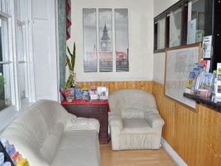 Barry House - Photo 10