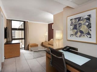 Hilton London Kensington Hotel - Photo 4