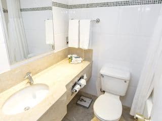 Hilton London Kensington Hotel - Photo 9