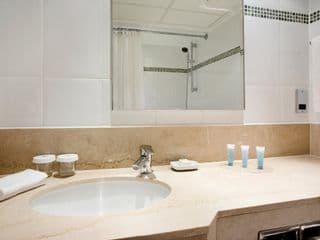 Hilton London Kensington Hotel - Photo 10
