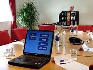 Holiday Inn Express Park Royal, an IHG Hotel - Photo 6