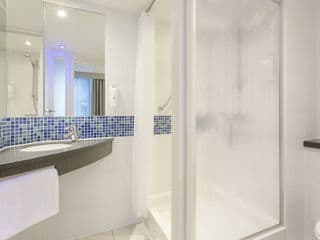 Holiday Inn Express Park Royal, an IHG Hotel - Photo 9