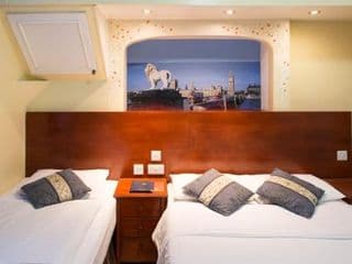 Dolphin Hotel - Photo 5
