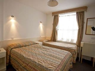 Earls Court Hotel - Photo 3