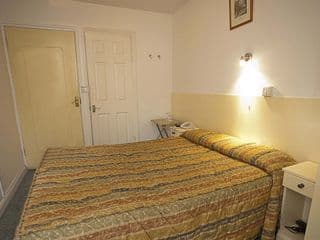 Earls Court Hotel - Photo 4