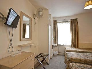 Earls Court Hotel - Photo 6