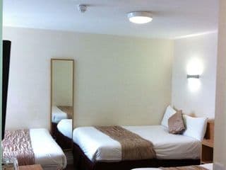 Queens Hotel - Photo 4