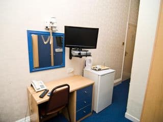 OYO Boston Court Hotel - Photo 9