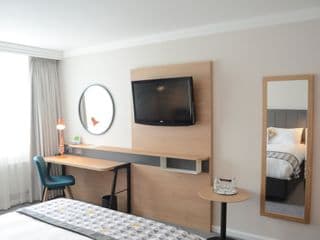 Holiday Inn London - Gatwick Airport, an IHG Hotel - Photo 6