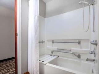 Microtel Inn & Suites by Wyndham Atlanta/Buckhead Area - Photo 12