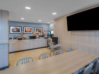 Microtel Inn & Suites by Wyndham Atlanta/Buckhead Area - Photo 9