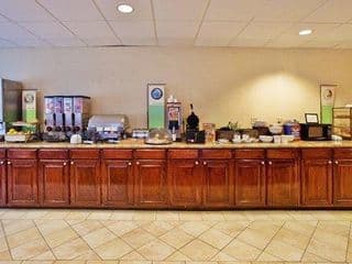 Country Inn & Suites by Radisson, Atlanta Downtown South at Turner Field, GA - Photo 10