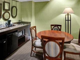 Holiday Inn Express & Suites Atlanta Buckhead - Photo 12