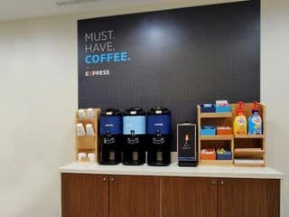 Holiday Inn Express & Suites Atlanta Buckhead - Photo 17