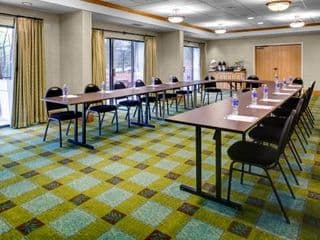 Holiday Inn Express & Suites Atlanta Buckhead - Photo 18