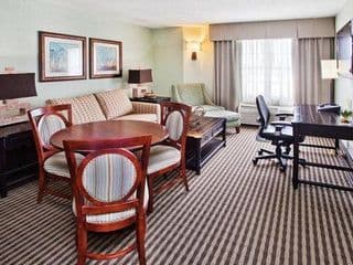Holiday Inn Express & Suites Atlanta Buckhead - Photo 4