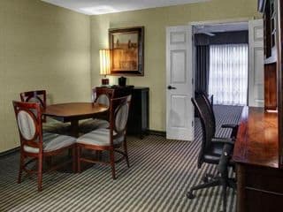 Holiday Inn Express & Suites Atlanta Buckhead - Photo 5