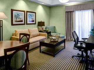 Holiday Inn Express & Suites Atlanta Buckhead - Photo 7