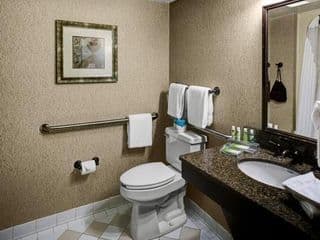 Holiday Inn Express & Suites Atlanta Buckhead - Photo 8