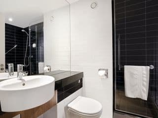 Holiday Inn Express London Heathrow T5, an IHG Hotel - Photo 8