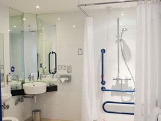 Holiday Inn Express London Heathrow T5, an IHG Hotel - Photo 9