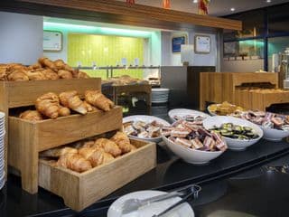 Holiday Inn Express London Heathrow T5, an IHG Hotel - Photo 10