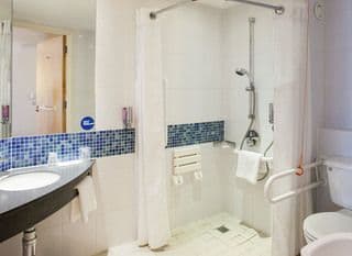 Holiday Inn Express London Stansted Airport, an IHG Hotel - Photo 11