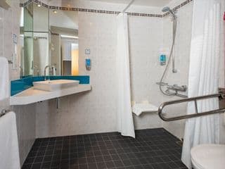 Holiday Inn Express London Stansted Airport, an IHG Hotel - Photo 10