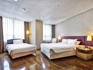 Ramada Hotel and Suites by Wyndham Seoul Namdaemun - Photo 2