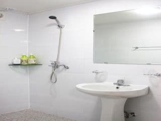 Family & Friends House - Photo 11