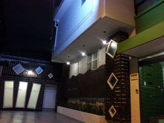 Family & Friends House - Photo 3