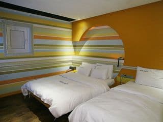 Hotel Oscar - Photo 10