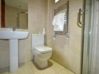 Airport Guest House - Photo 22