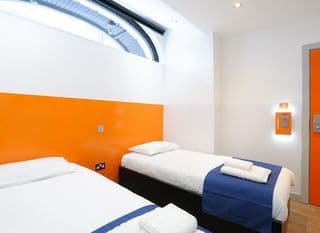 easyHotel London Luton - Photo 8