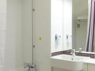 PREMIER INN LONDON WEMBLEY PARK - Photo 9