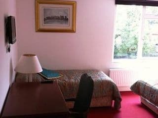 OYO Old Oak Tree Inn - Photo 9