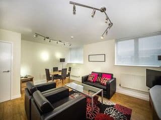 LSE Carr-Saunders Hall - Photo 6