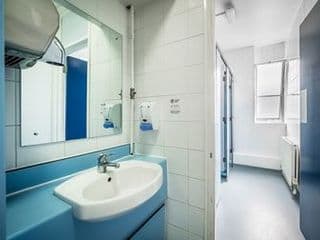 LSE Carr-Saunders Hall - Photo 9