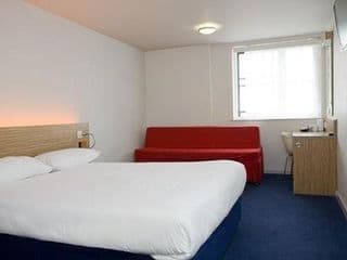 Travelodge Kingston upon Thames Central - Photo 8