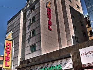Hotel at Home - Photo 23